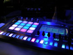 Eine USB-Pushbox mit LED als Egäuzung einer DJ-Ausstattung